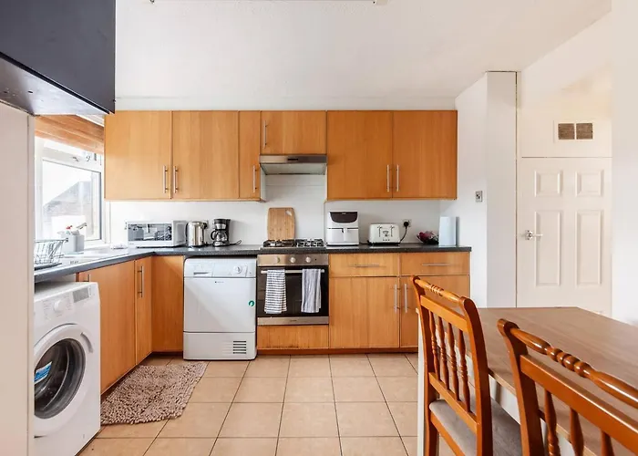Spacious Room By Lee Valley White Water Centre. Waltham Cross