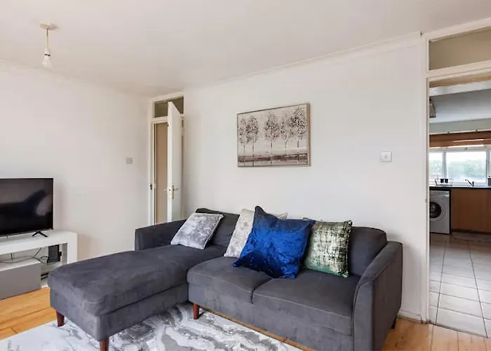 Spacious Room By Lee Valley White Water Centre. Waltham Cross